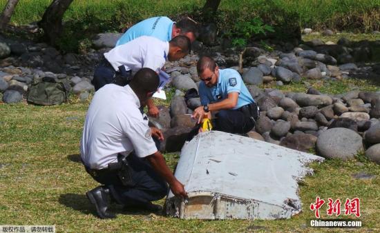 資料圖：在法屬留尼旺群島海岸線上發(fā)現(xiàn)的MH370殘骸。