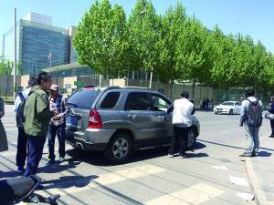 美國駐華大使館門口的越野車上安置著復(fù)印機。