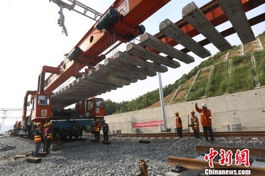 九景衢鐵路正線完成鋪軌貫通距通車運(yùn)營(yíng)又近一步