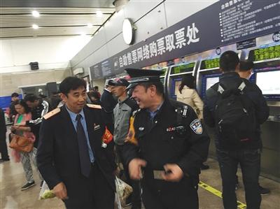 　北京西站北廣場，執(zhí)勤民警和站內(nèi)工作人員在巡視。