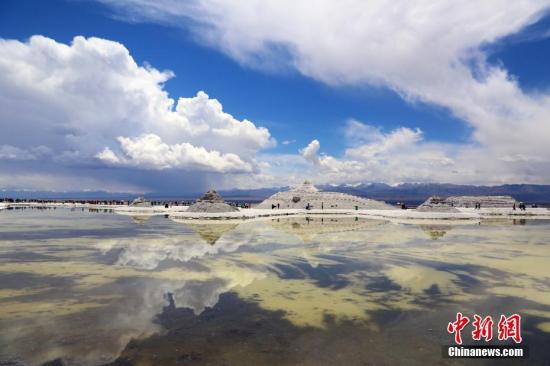 4月29日，素有中國(guó)“天空之鏡”之稱的青海茶卡鹽湖開園納客。茶卡鹽湖位于青海省海西蒙古族藏族自治州烏蘭縣茶卡鎮(zhèn)附近，湖面海拔3100米，呈橢圓形，總面積105平方公里，因其旅游資源稟賦可與玻利維亞烏尤尼鹽沼相媲美，享有中國(guó)“天空之鏡”之美稱。 羅云鵬 攝