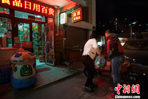 有顧客打電話來買飲料，夫妻二人準(zhǔn)備送貨。<a target='_blank' href='http://www.chinanews.com/' >中新網(wǎng)</a>記者 李卿 攝