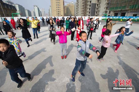 資料圖：3月28日，山西太原，家長與孩子一同上體育課。<a target='_blank' href='http://www.chinanews.com/'>中新社</a>記者 張云 攝