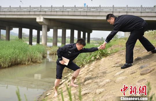 圖為：臧建軍勘察河道現(xiàn)場。　邢樂一 攝