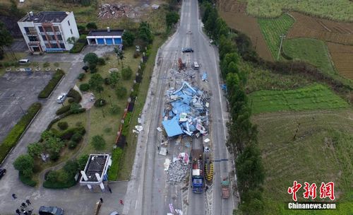 2016年1月13日，在209國道廣西柳州市融安縣浮石鎮(zhèn)路段，工人們正在拆除浮石收費站。譚凱興 攝