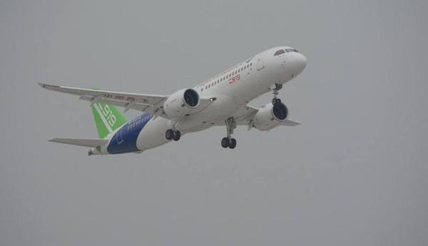 C919機(jī)長揭秘首飛：飛行過程中全程背著救生衣