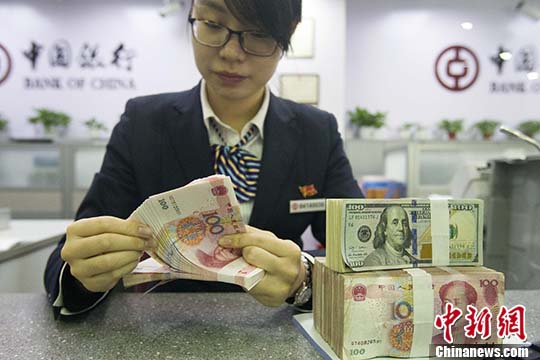 資料圖：山西太原，銀行工作人員正在清點(diǎn)貨幣。 <a target='_blank' href='http://www.chinanews.com/'>中新社</a>記者 張?jiān)?攝