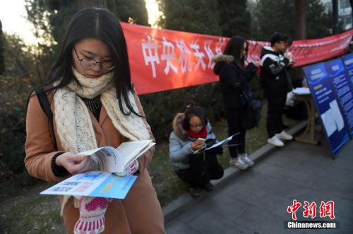 資料圖：2016年11月27日，山西太原一國考考點，考生在考場外看書復習。武俊杰 攝