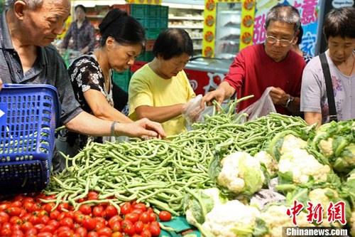 資料圖：北京消費者在超市內(nèi)選購蔬菜。<a target='_blank' href='http://www.chinanews.com/'>中新社</a>發(fā) 張浩 攝