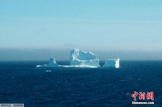 當?shù)貢r間4月16日，加拿大紐芬蘭海岸邊，一座冰山“路過”此地。當?shù)鼐用裾J為這是今年看到的第一座冰山。在加拿大紐芬蘭島北端的大北半島，每年六月中旬舉辦一次 “冰山節(jié)”，旅游者們來這里觀看冰山。紐芬蘭沿岸是世界上觀看冰山的最佳地點之一，每年的五月底、六月上旬，則是觀看冰山的最佳時節(jié)。