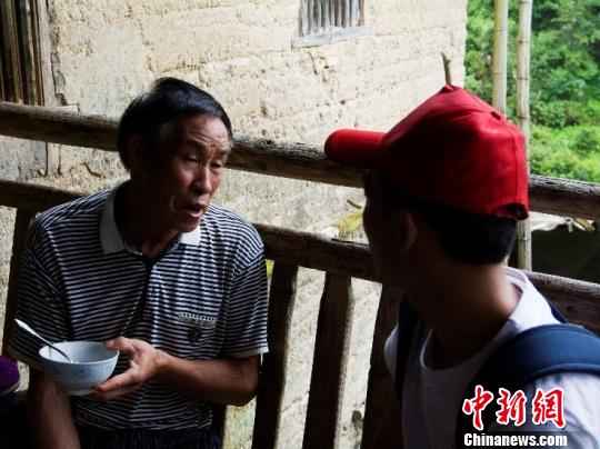 圖為浙江工業(yè)大學(xué)大學(xué)生調(diào)研團(tuán)隊(duì)在浙江安吉調(diào)研。　佚名 攝