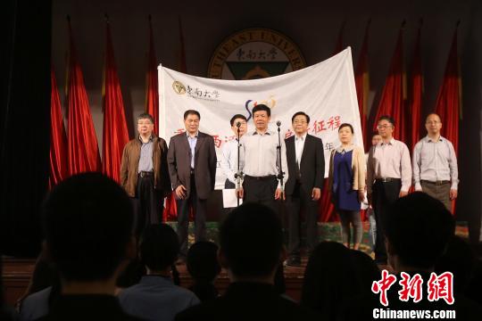 紀(jì)念民國中央大學(xué)抗戰(zhàn)西遷80周年，東南大學(xué)學(xué)子重走西遷路?！°蟛?攝