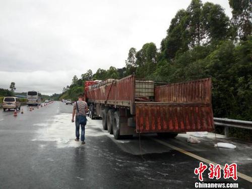 南北高速兩掛車追尾致10余噸磷酸泄漏已處理完畢