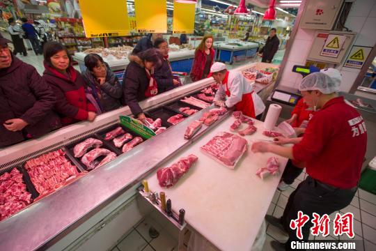 資料圖：山西太原，超市員工在為民眾分解豬肉。張云 攝