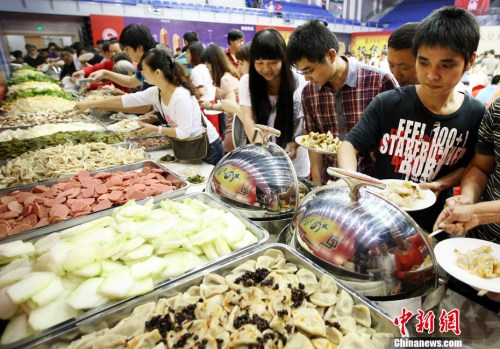 資料圖：多位市民正在排隊(duì)選擇麻辣燙菜品。<a target='_blank' href='http://www.chinanews.com/'>中新社</a>發(fā) 李一芳 攝