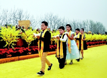     ▲來自大陸和臺灣、香港、澳門地區(qū)及美國的小朋友放飛和平鴿。