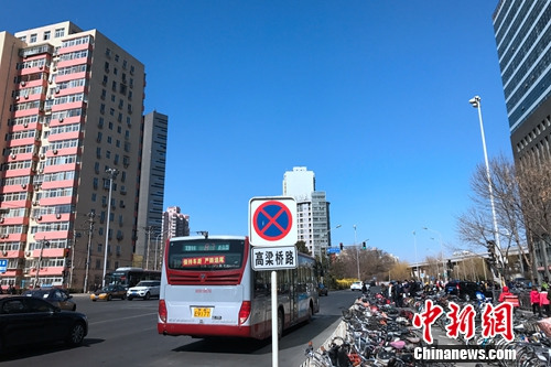 北京西直門大街附近的公交車站。<a target='_blank' href='http://www.chinanews.com/' >中新網</a> 種卿 攝