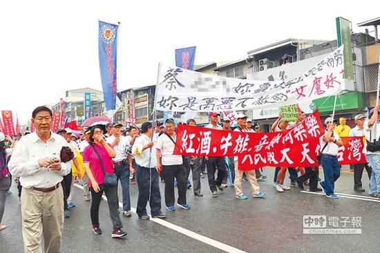 2017蔡辦音樂會28日在屏東演藝廳舉行，場外卻聚集抗議民眾