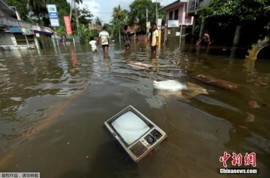 當?shù)貢r間5月29日，斯里蘭卡Kalutara，電視機漂在洪水中。目前，斯里蘭卡的多個地區(qū)都遭遇了暴雨和洪水的侵襲，一些地方還發(fā)生了山體滑坡等次生災(zāi)害。