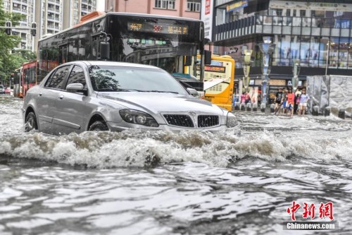 資料圖：5月24日，廣州江燕路，市民“踏浪”出行。<a target='_blank' href='http://www.chinanews.com/'>中新社</a>記者 陳驥旻 攝