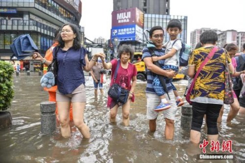 資料圖：5月24日，廣州江燕路，市民“踏浪”出行。<a target='_blank' href='http://www.chinanews.com/'>中新社</a>記者 陳驥旻 攝