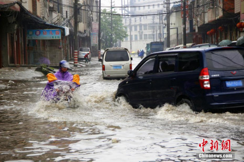  資料圖：5月14日夜間至15日清晨，廣西遭暴雨侵襲，柳州市部分路段內(nèi)澇嚴重。朱柳融 攝