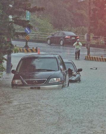 臺(tái)灣暴雨成災(zāi) 第一核能發(fā)電廠2號(hào)機(jī)電塔倒塌