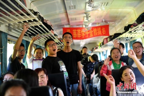 資料圖：2017年6月5日，乘坐“高考專列”的學(xué)生在車廂內(nèi)集體加油助威。<a target='_blank' href='http://www.chinanews.com/'>中新社</a>記者 王舒 攝