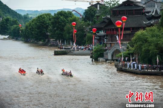 中國僑網(wǎng)2017多彩貴州·凱里國際龍舟邀請(qǐng)賽現(xiàn)場(chǎng)　楊春嵐　攝