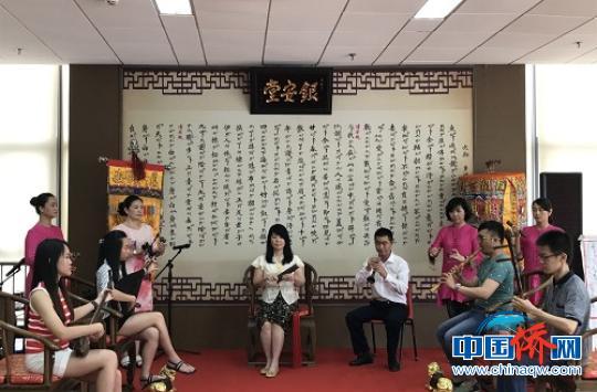 印尼東方音樂(lè)基金會(huì)弦友吹拉彈唱表演。　葉小珊 攝