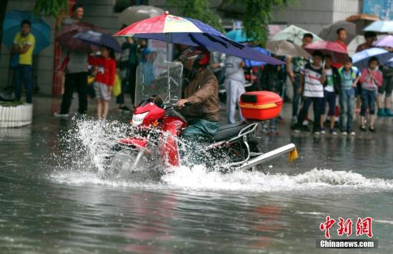 6月12日，貴陽市民騎摩托車在積水路段行駛。<a target='_blank' href='http://www.chinanews.com/'>中新社</a>記者 賀俊怡 攝