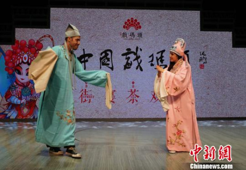 兩位外籍人士穿上戲服現(xiàn)場演繹了一段。　孫權(quán) 攝