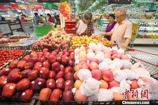 山西太原，民眾在超市選購(gòu)水果。　張?jiān)?攝