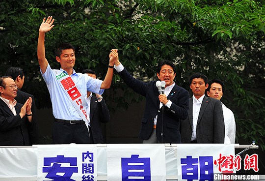 圖為日本首相安倍晉三當(dāng)天在東京的中野車站為自民黨的候選人站臺拉票。 <a target='_blank' href='http://www.chinanews.com/'>中新社</a>記者 王健 攝