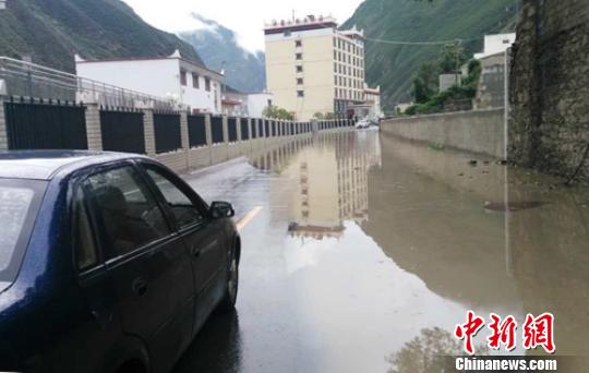 道路被洪水淹沒?！＄娦?攝