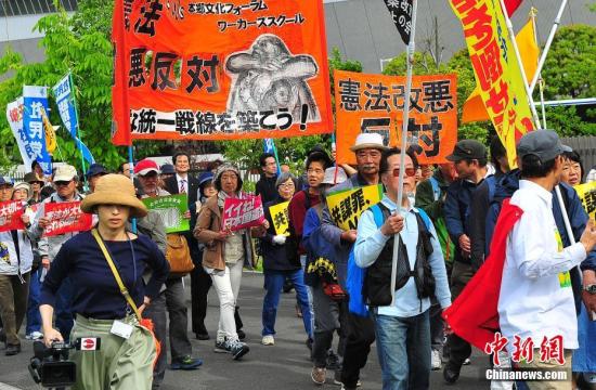 當(dāng)?shù)貢r(shí)間5月3日，數(shù)萬日本民眾在東京舉行集會和游行，為整整經(jīng)歷了70個(gè)年頭的日本戰(zhàn)后憲法“點(diǎn)贊”，呼吁維護(hù)和平憲法，反對執(zhí)政當(dāng)局的修憲企圖。 <a target='_blank' href='http://www.chinanews.com/'>中新社</a>記者 王健 攝