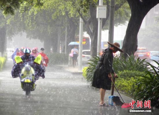 6月16日，廣西柳州市遭暴雨侵襲，一名清潔工在雨中掃地。據(jù)氣象部門發(fā)布信息稱，16日7時(shí)前24小時(shí)，廣西共計(jì)出現(xiàn)75站大暴雨、403站暴雨、562站大雨，強(qiáng)降雨天氣“唱主角”。日前，廣西氣象部門已啟動(dòng)重大氣象災(zāi)害(暴雨)Ⅲ級(jí)應(yīng)急響應(yīng)。 <a target='_blank' href='http://www.chinanews.com/'>中新社</a>記者 朱柳融 攝