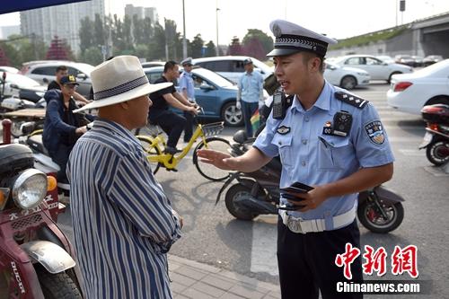 6月21日上午，北京交警敖翔正在處理交通違法行為。<a target='_blank' href='http://www.chinanews.com/' >中新網(wǎng)</a>記者 金碩 攝