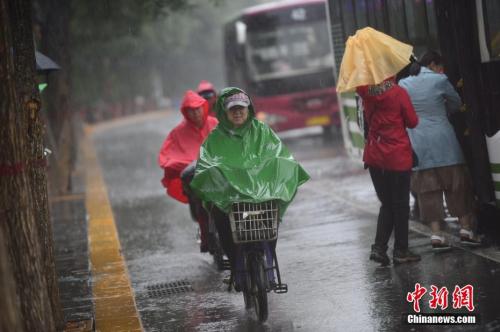 6月22日，呼和浩特迎來降雨。<a target='_blank' href='http://www.chinanews.com/'>中新社</a>記者 劉文華 攝