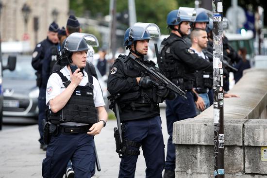 6月6日，在法國巴黎，警察在巴黎圣母院附近警戒。（新華社/路透）