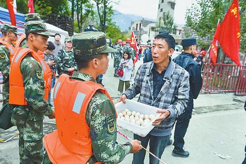 送餐志愿者：穿越兩公里亂石堆送一口熱菜到救援隊(duì)