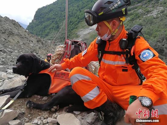 6月26日上午，四川茂縣山體垮塌現(xiàn)場，來自貴州省的貴州眾志救援隊(duì)在搜救。6月24日5時(shí)45分，四川省阿壩藏族羌族自治州茂縣疊溪鎮(zhèn)新磨村新村組富貴山山體突發(fā)高位垮塌。事發(fā)當(dāng)天，貴州眾志救援隊(duì)受貴州省應(yīng)急辦委派，奔赴四川參與救援。<a target='_blank' href='http://www.chinanews.com/'>中新社</a>發(fā) 田一凡 攝