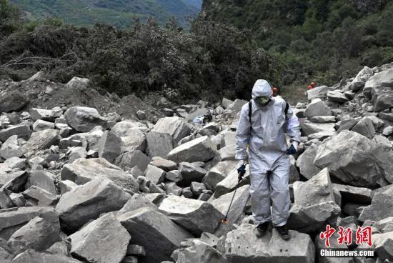 6月26日，四川茂縣疊溪鎮(zhèn)新磨村新村組富貴山“6·24”特別重大山體滑坡災(zāi)害搜救工作進(jìn)入第3天，上千名救援人員堅(jiān)守現(xiàn)場(chǎng)全力搜救。圖為防疫人員進(jìn)行消毒防疫。 中新社記者 安源 攝