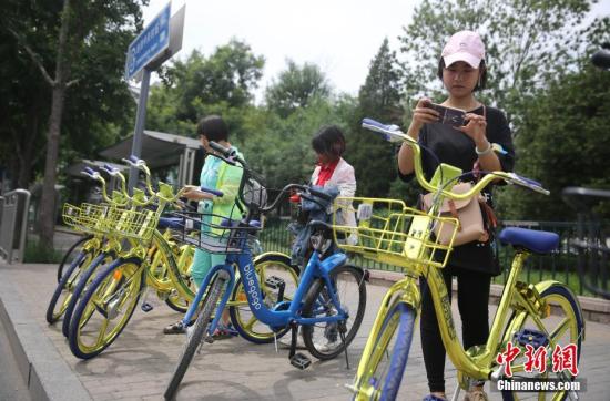 資料圖 6月8日，民眾在北京街頭掃碼租用一款“土豪金”色的共享單車(chē)。 <a target='_blank' href='http://www.chinanews.com/'>中新社</a>記者 楊可佳 攝