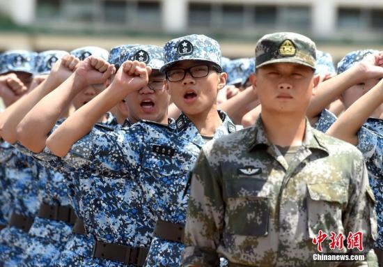 資料圖：2016年7月18日，第十二屆香港青少年軍事夏令營在駐港部隊(duì)新圍軍營舉行開營儀式。圖為學(xué)員宣誓。<a target='_blank' href='http://www.chinanews.com/'>中新社</a>記者 張宇 攝