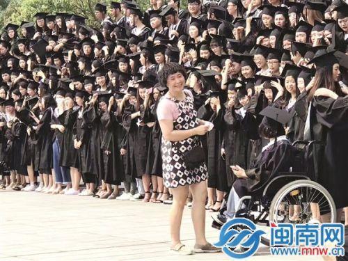 母親抱腿疾女兒求學(xué)15年 大學(xué)4年每日往返兩地