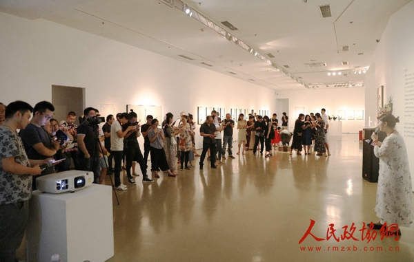 “萬(wàn)物皆有靈——韓冬作品展”開(kāi)幕式現(xiàn)場(chǎng)