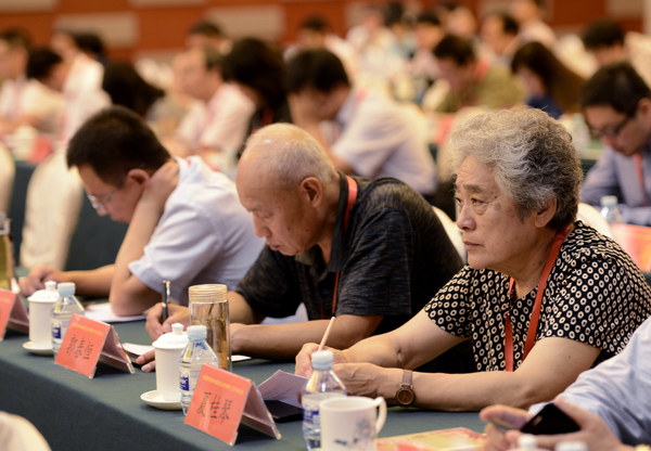 中國國民黨革命委員會北京市第十三次代表大會閉幕會上，黨員認真聽會。26