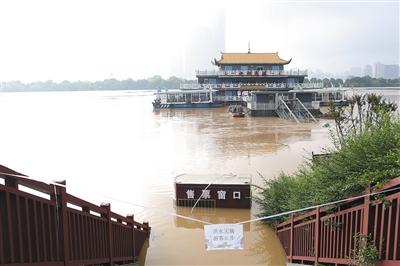 7月2日，長沙湘江西側(cè)碼頭上，售票處被河水漫過。