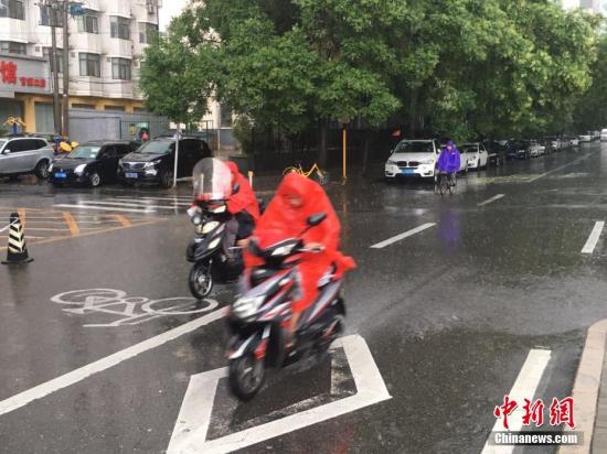 圖為北京市民雨中騎行。 <a target='_blank' href='http://www.chinanews.com/' >中新網(wǎng)</a>記者 富宇 攝